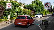 Die Blumenkübel an der Einfahrt der Dettinger Ringstraße sollen zur Verkehrsberuhigung beitragen. Doch erfüllen sie diesen Zweck noch?