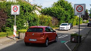Die Blumenkübel an der Einfahrt der Dettinger Ringstraße sollen zur Verkehrsberuhigung beitragen. Doch erfüllen sie diesen Zweck noch?