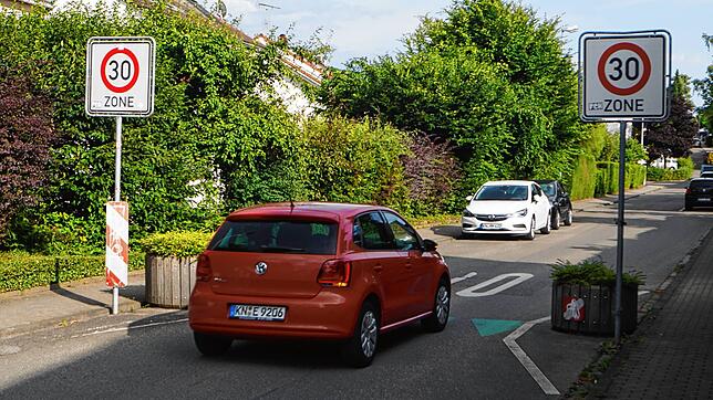 Die Blumenkübel an der Einfahrt der Dettinger Ringstraße sollen zur Verkehrsberuhigung beitragen. Doch erfüllen sie diesen Zweck noch?