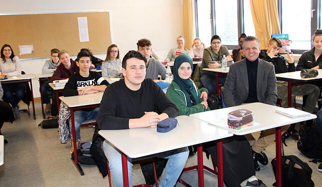 Der Bundestagsabgeordnete Thorsten Frei (vorne rechts) gibt der Klasse 9a der Blumberger Realschule praktischen Unterricht im Fach EWG. ...