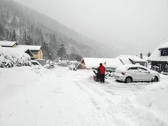 Schnee soweit das Auge reicht: Die Menschen versuchen den Massen mit Schneefräsen und Schaufeln Herr zu werden.