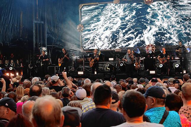 Bild 2: Santiano rocken auf dem Schlossplatz (Teil 2)