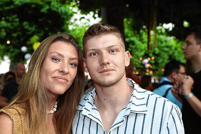 Bild 17: Hier ist was los! Die Besucher schlendern beim Seenachtfest 2023 über die Hafenmeile