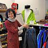 Im B9 gibt es durchaus schicke Teilchen: Anita Neidhardt-März präsentiert eine fast neue Lederhose für Herren.