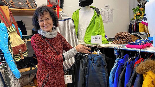 Im B9 gibt es durchaus schicke Teilchen: Anita Neidhardt-März präsentiert eine fast neue Lederhose für Herren.