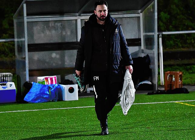 Restlos bedient: Trainer Fabio Muto kassierte mit dem FC Wittlingen die erste Niederlage in dieser Saison. Seine Elf unterlag deutlich ...
