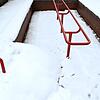 Eigentlich war alles fertig, jetzt ist die Wassertretstelle beinahe wieder eine Großbaustelle. Unter dem Schneehaufen auf der linken ...