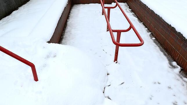 Eigentlich war alles fertig, jetzt ist die Wassertretstelle beinahe wieder eine Großbaustelle. Unter dem Schneehaufen auf der linken ...