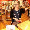 Simone Zimmermann steht an der Abgabestelle für bestellte Bücher. Ab Montag können sich Osiander-Kunden auch wieder im Laden umschauen.