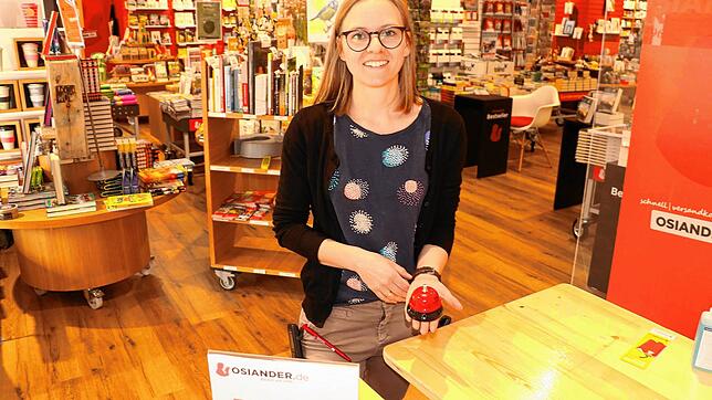 Simone Zimmermann steht an der Abgabestelle für bestellte Bücher. Ab Montag können sich Osiander-Kunden auch wieder im Laden umschauen.