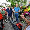 OB Simon Gröger (Bildmitte) bekommt auf der Radtour zahlreiche Anregungen von den Radfahrern zu Gefahrenstellen (hier an der Konstanzer ...