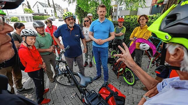 OB Simon Gröger (Bildmitte) bekommt auf der Radtour zahlreiche Anregungen von den Radfahrern zu Gefahrenstellen (hier an der Konstanzer ...