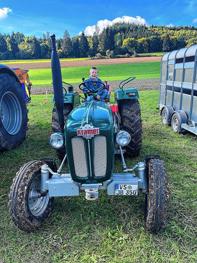 Der kleine Felix fand viel gefallen an einem alten Kramer, der auf dem Festgelände ausgestellt war.Der kleine Felix fand viel gefallen ...