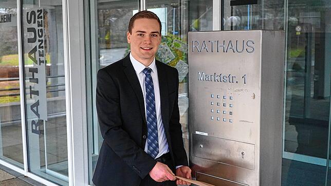Bürgermeister-Kandidat Sven Müller wirft seine Bewerbung für das Amt des Tengener Bürgermeisters ins Rathaus ein.
