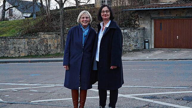 Elke von Luckner unterstützt Dorothea von Choltitz (von links) beim Klimaprojekt in Tengen. Mit kleinen Maßnahmen können die Teilnehmer ...