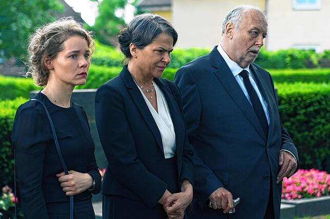 Rosa (Barbara Auer, Mitte, mit Angelina Häntsch und Thomas Thieme) trauert um ihren Sohn.