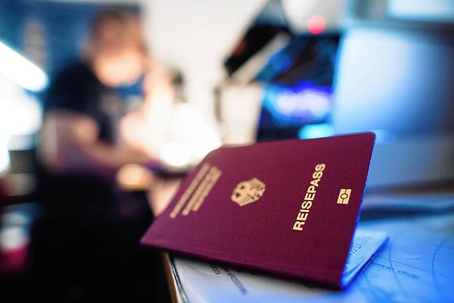 Ein deutscher Reisepass liegt in einem Labor der Kriminaltechnik der Bundespolizei in München. Über einen solchen täuschend echt ...
