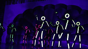 Die Tengener Burgnarren begeistern mit reduzierter Choreografie im Schwarzlicht.