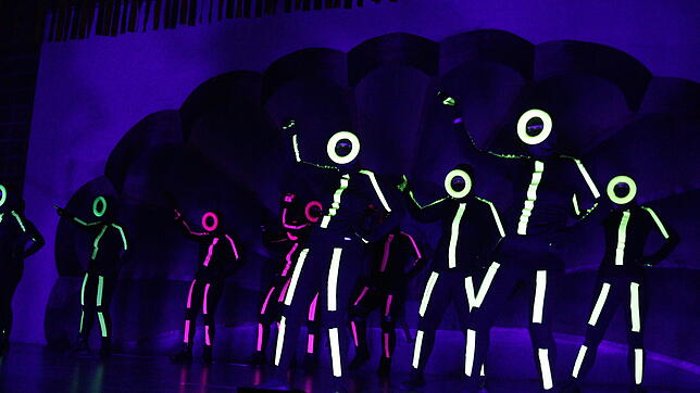Die Tengener Burgnarren begeistern mit reduzierter Choreografie im Schwarzlicht.