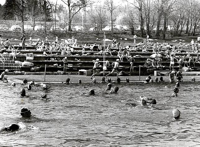 Freizeitgenuss pur: Wer sich nicht gerade in den großen Becken ergötzte, genoss auf den Holzliegen oder auf der Wiese die Sonne, wie ...