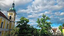 In Donaueschingen sind bereits am Freitagvormittag, 6. Juni starke Windböen auszumachen, wie hier an der Stadtkirche.