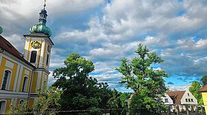 In Donaueschingen sind bereits am Freitagvormittag, 6. Juni starke Windböen auszumachen, wie hier an der Stadtkirche.