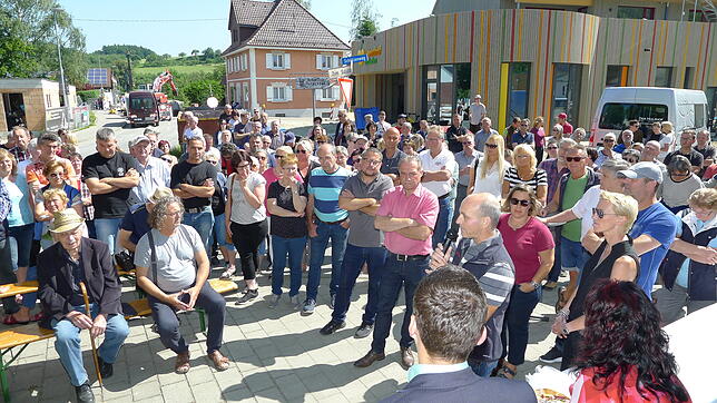 Rund 300 Menschen waren dem Aufruf zur Bürgerversammlung gefolgt, um ihren Unmut über die Brückenbaustelle, die Totalsperrung der ...