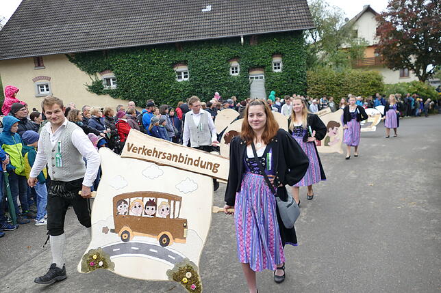 Bild 38: Tausende bejubeln beim Umzug des Kreiserntedankfestes die Leistung der Jugendlichen