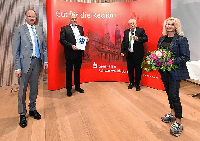 2. Preis: Christoph Kluge (Zweiter von links) und Alexandra Laufer-Müller von Tepcon beschäftigen sich mit virtueller Realität. Ganz im ...