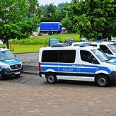 Mit zahlreichen Kräften ist die Polizei vor der Stadthalle präsent.