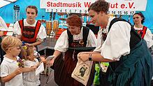 Der Tausch: Die Kinder geben im Festzelt die Stempelkarte vom Kinderfest im Stadtgarten ab und bekommen dafür von Marion Maier (rechts), ...