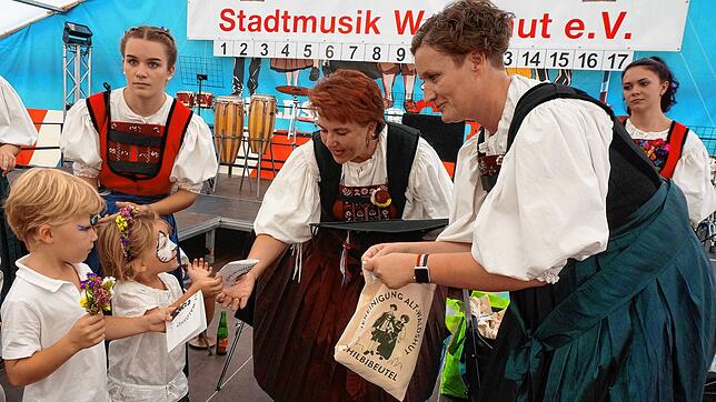 Der Tausch: Die Kinder geben im Festzelt die Stempelkarte vom Kinderfest im Stadtgarten ab und bekommen dafür von Marion Maier (rechts), ...