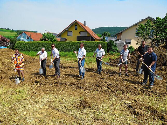 18.6.21 Spatenstich für das Baugebiet. Niemand ahnt, dass man über einem Gräberfeld hantiert. Von links: Josef Benkler, Karl Hermle, ...