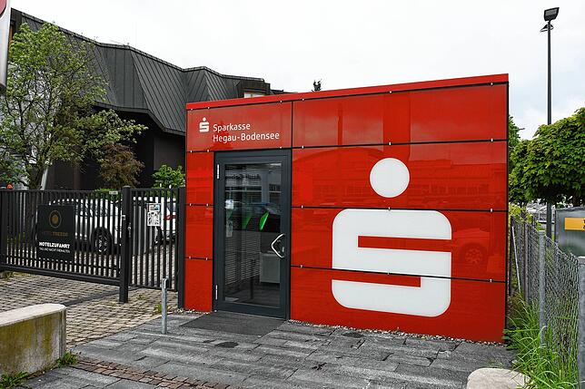 Mit solchen Automatenwürfeln – neudeutsch SB-Cubes genannt – will die Sparkasse Hegau-Bodensee in der Fläche präsent ...