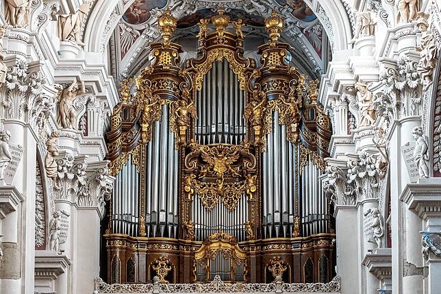 Die Kirchenorgel in Passau ist die größte der ganzen Welt. Beinahe jeden Tag zum Mittags- und Abendkonzert kann man sie in Aktion erleben.