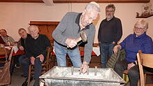 Werner Ulrich demonstrierte, wie ein Granitblock in zwei Teile gebrochen wird. Foto: Peter Schütz