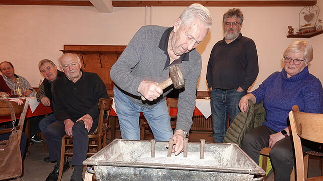 Werner Ulrich demonstrierte, wie ein Granitblock in zwei Teile gebrochen wird. Foto: Peter Schütz