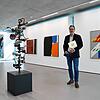 Kunsthistoriker und Galerist Stephan Geiger vor Werken von Armando, Daniel Spoerri, Günther C. Kirchberger, Georg Karl Pfahler und Anton ...