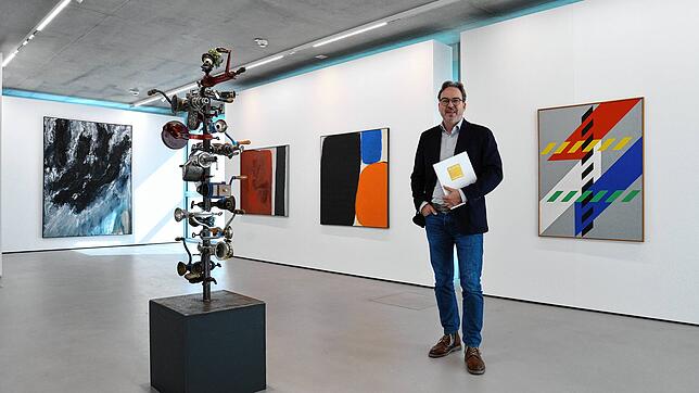 Kunsthistoriker und Galerist Stephan Geiger vor Werken von Armando, Daniel Spoerri, Günther C. Kirchberger, Georg Karl Pfahler und Anton ...
