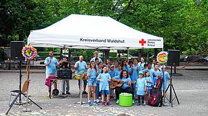 Die Schülerhort-Kinder singen zum Beginn des Fests mit Gitarrenbegleitung durch Sabine Maier-Jaerke ein rockiges Lied, dabei tragen sie ...