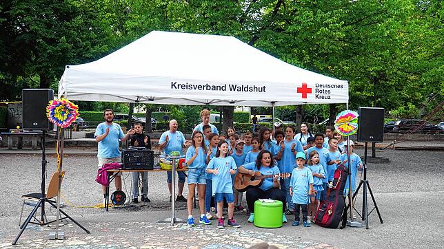 Die Schülerhort-Kinder singen zum Beginn des Fests mit Gitarrenbegleitung durch Sabine Maier-Jaerke ein rockiges Lied, dabei tragen sie ...