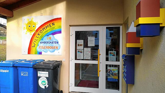 Die Tür des Kindergartens Regenbogen in Zoznegg bleibt erst einmal geschlossen. Wegen eines Corona-Verdachts können erst einmal keine ...