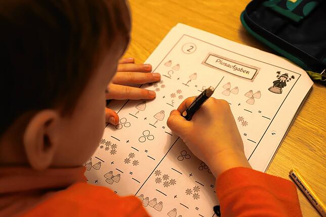Ein Grundschüler beim Mathelernen zuhause.