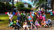 Die Klasse 1 der Grundschule Lippertsreute-Deisendorf steht und sitzt mit Klassenlehrerin Sarah Bucher für ein Erinnerungsfoto bereit. ...