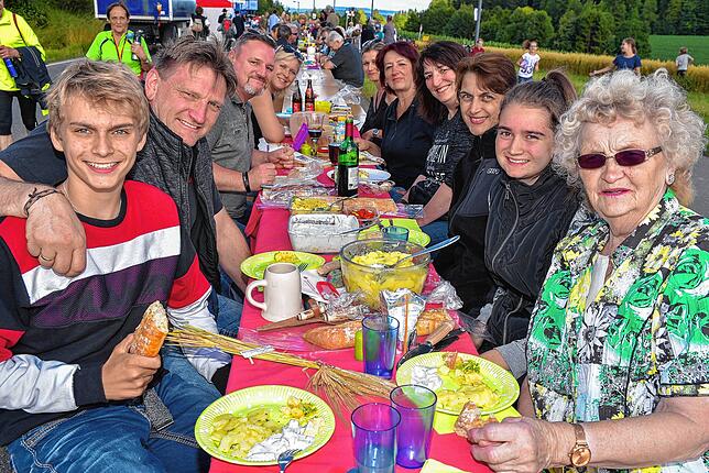 2017 feierten rund 5000 Menschen an einer 1000 Meter langen Tafel im mittleren Zentralbereich symbolisch das Zusammenwachsen von ...