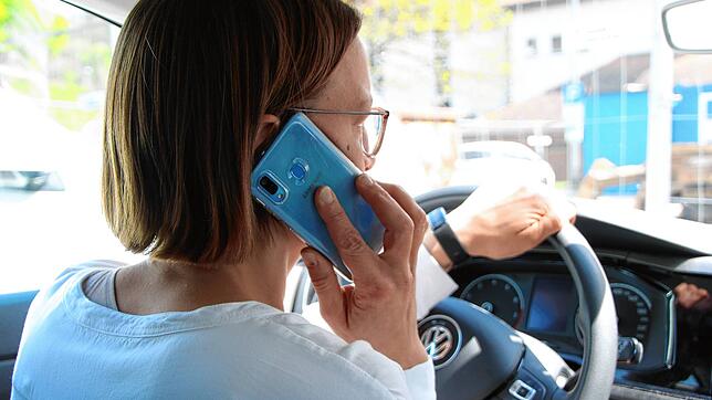 Unangeschnallt und mit dem Handy hinterm Steuer: Bei Kontrollen in Waldshut-Tiengen ertappt die Polizei 28 Autofahrer mit ihrem ...