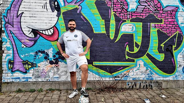 Der Konstanzer Abidin Demir am Bolzplatz der Wessenbergschule. Hier spielte er vor seinem Vereinseintritt Fußball.