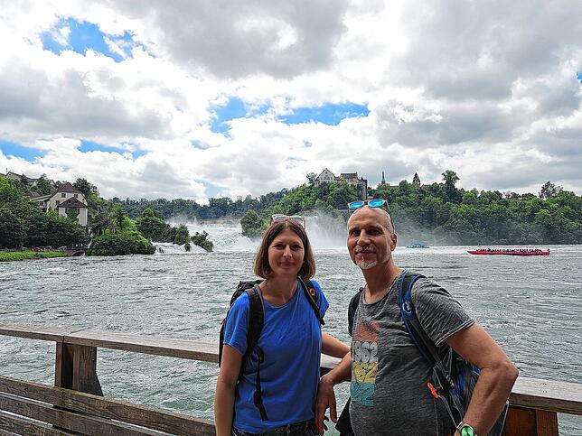 Um die Wassermassen am Rheinfall zu bestaunen, sind Ramona Lang und Rolf Hurni eine Stunde angereist.