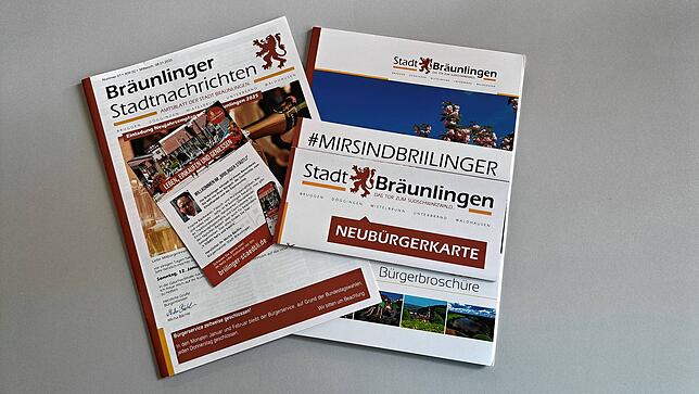 Aus Bräunlingen kommen eine Neubürgerkarte mit Gutscheinen, die Neubürgerbroschüre mit Informationen über die Stadt, ein Grußwort von ...