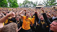 Fans jubeln beim Public Viewing in der Freilichtbühne Junge Garde nach dem Aufstieg in die 2. Bundesliga.